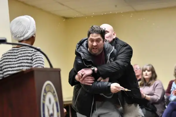 Hombre ataca con sustancia desconocida a congresista ,Al Jazeera