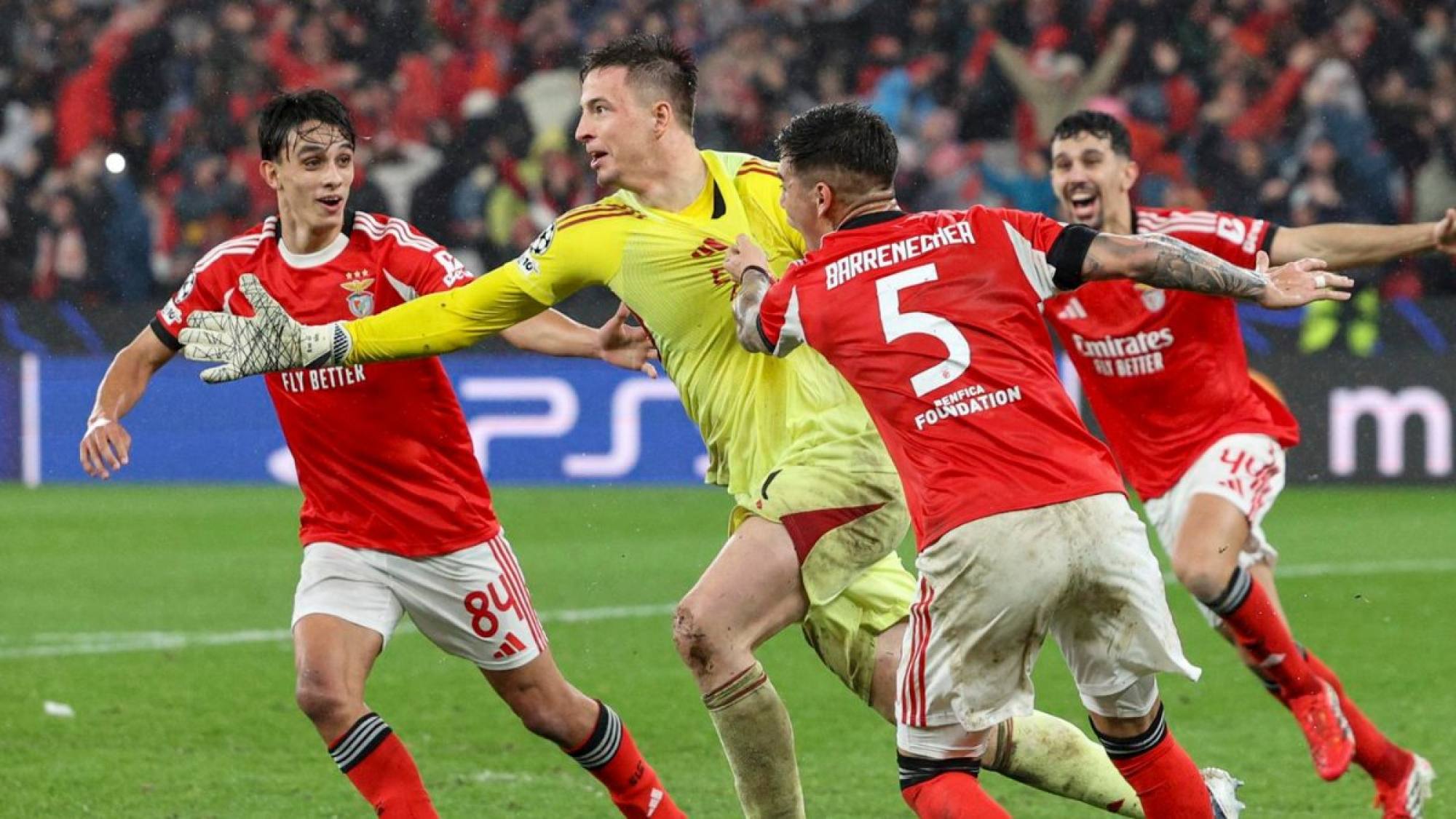 Benfica venció al Real Madrid y clasificó con gol de arquero