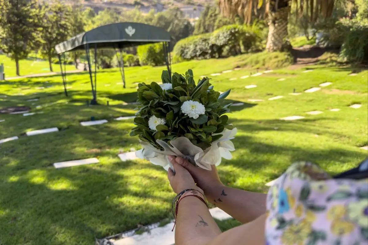 Día del Amor en un cementerio, Cedida
