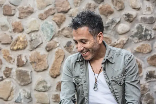 José Luis Moya lanza \