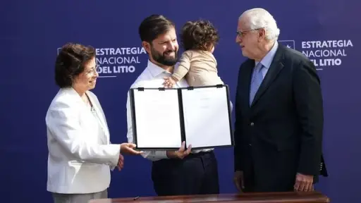 Boric fue a trabajar a La Moneda con su hija Violeta