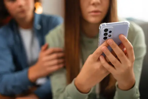 San Valentín bajo sospecha: Búsquedas sobre cómo ocultar chats crecen un 45% en la previa del 14 de febrero ,Cedida