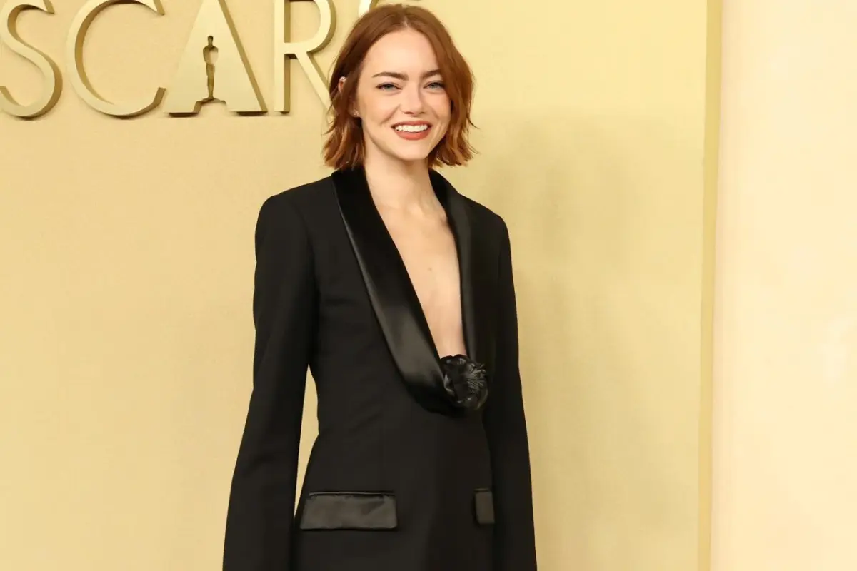 Emma Stone en red carpet de almuerzo de los Oscars 2026, Google