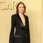 Emma Stone en red carpet de almuerzo de los Oscars 2026, Google