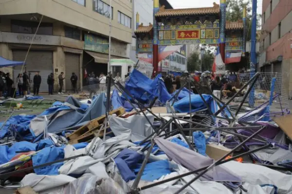 Enfrentamientos entre Carabineros y ambulantes en Meiggs ,Redes sociales | X