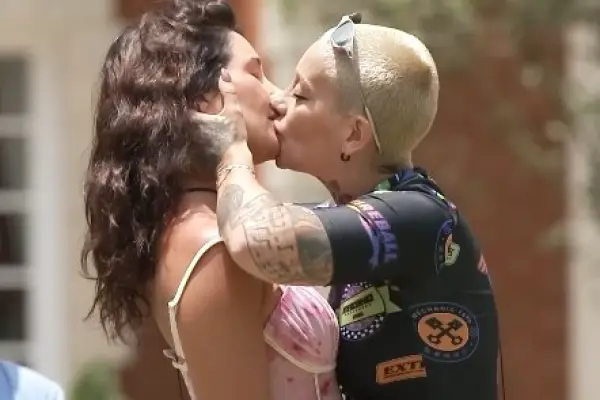 Beso entre Camila Nash y Furia Scaglione ,Redes sociales