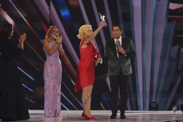 Mon Laferte con los animadores en Viña 2026 ,Juan Pablo Carmona