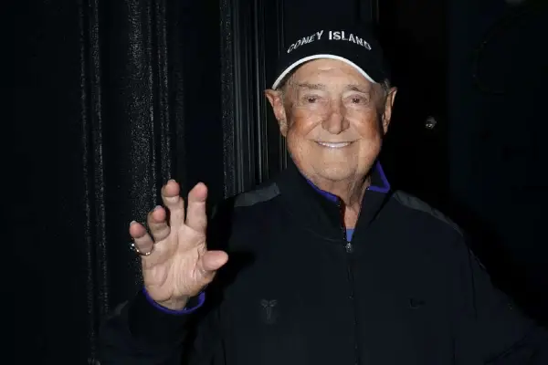 Neil Sedaka ,Redes sociales