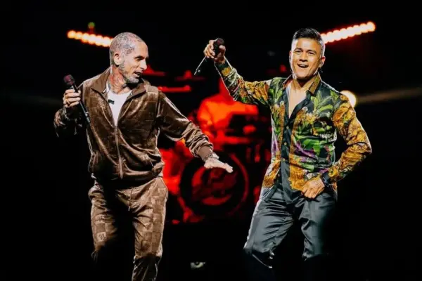 Ke Personajes junto a Américo  ,Redes sociales | Referencial