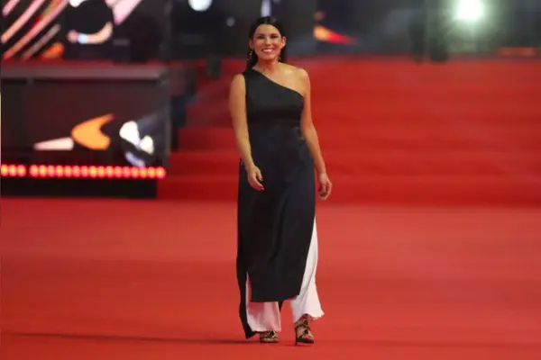 Paula Escobar sobre la alfombra roja de Viña 2026 ,red X
