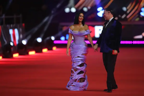 Pamela Díaz desfiló sin el senador Kast ,red X