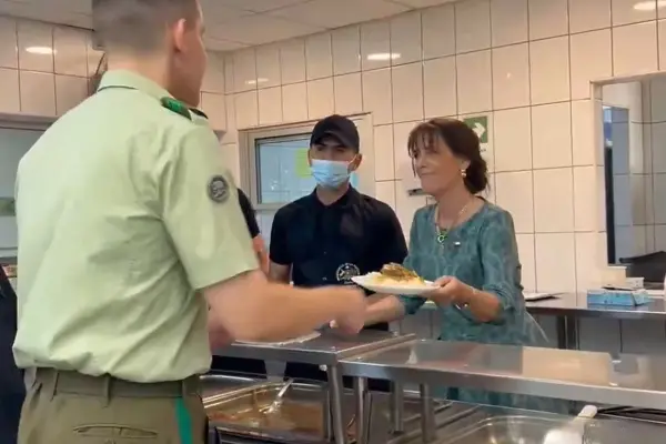 María Pía Adriasola repartió almuerzos en La Moneda ,Captura