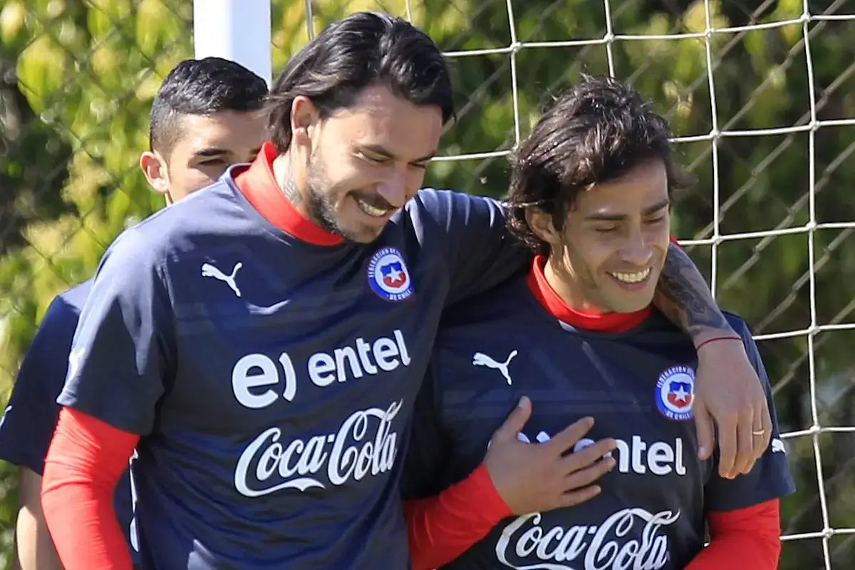 Jorge Valdivia y Mauricio Pinilla en una concentración de La Roja, Redes sociales | Referencial