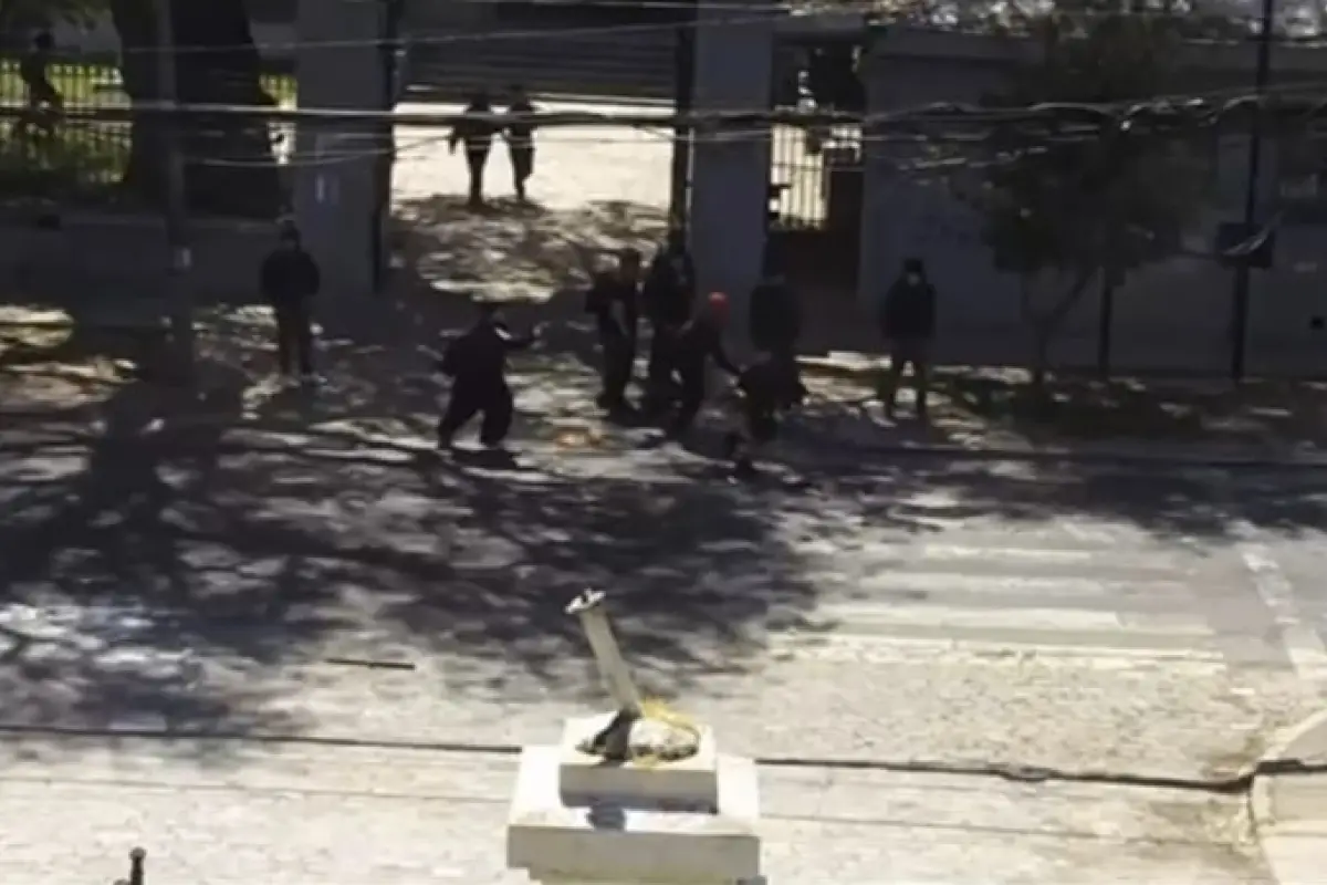 Estudiantes atacan a Carabineros de Chile, Cedida