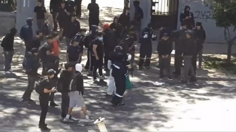 Estudiantes del INBA lanzan bombas molotov a Carabineros - Cedida
