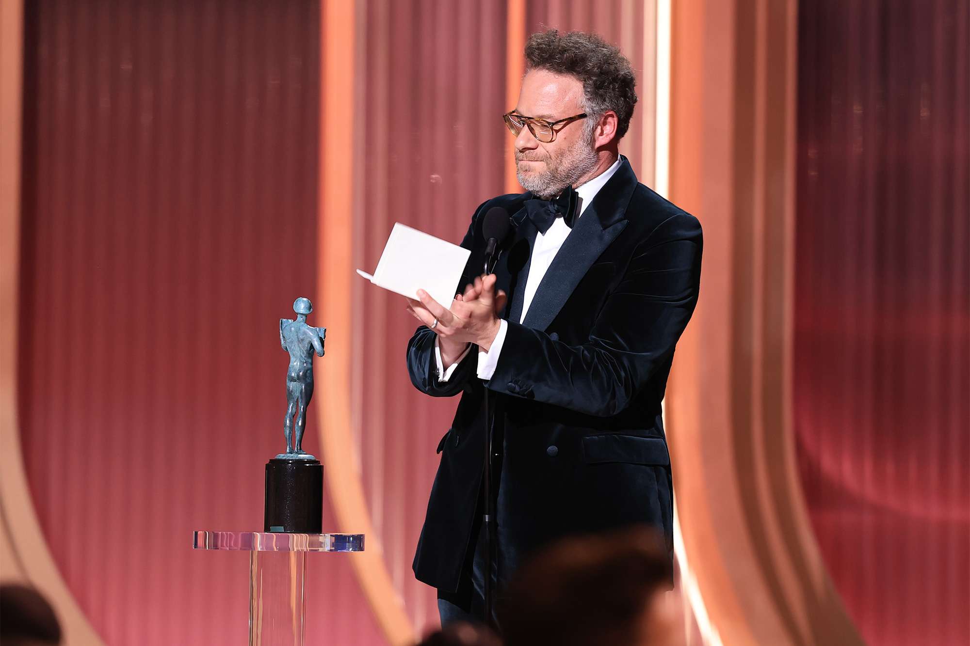 Seth Rogan recibe premio de Catherine O'Hara - Google