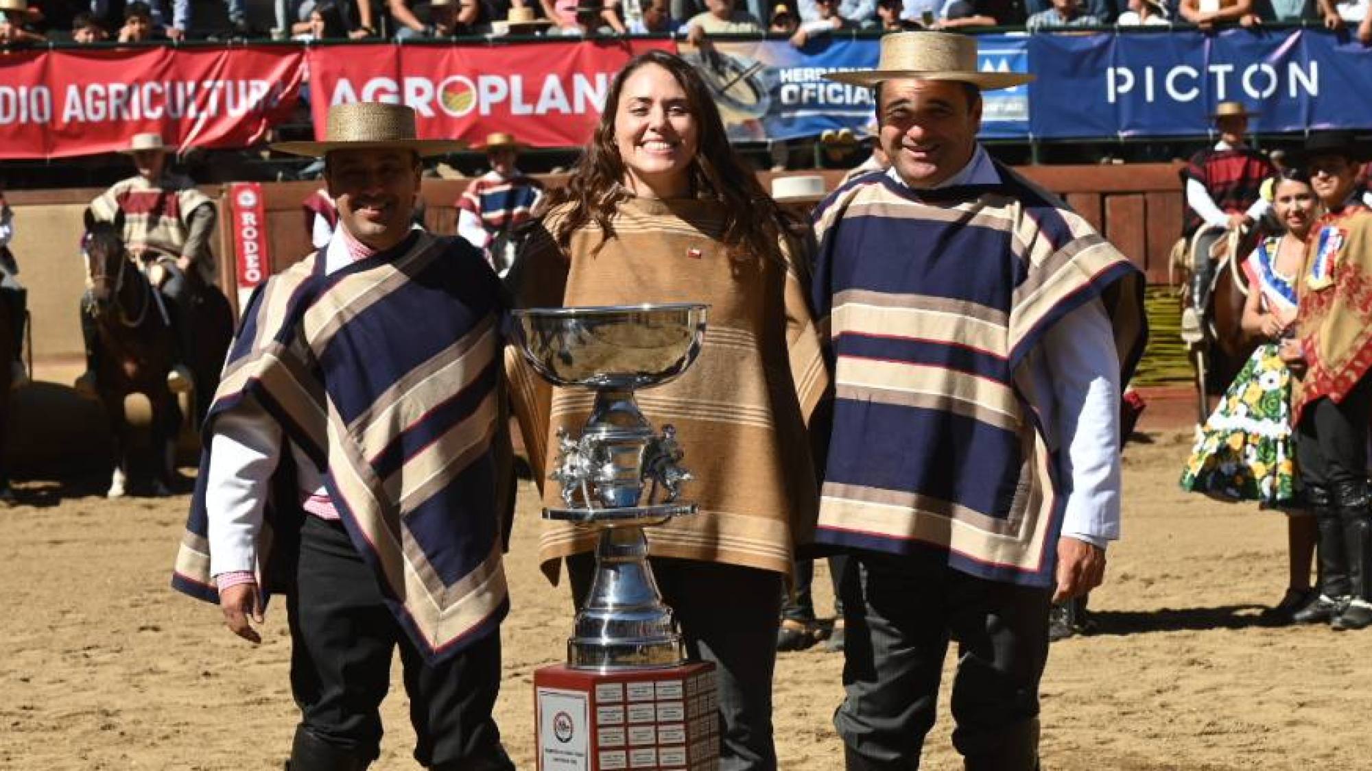 Ministra Duco desata ola de críticas tras respaldar el rodeo en Rancagua: importantes deportistas la cuestionan