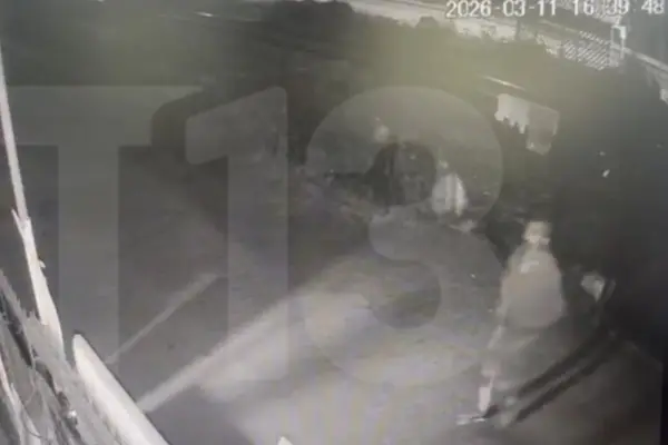 Rojas Vade ingresando a un minimarket ,Captura