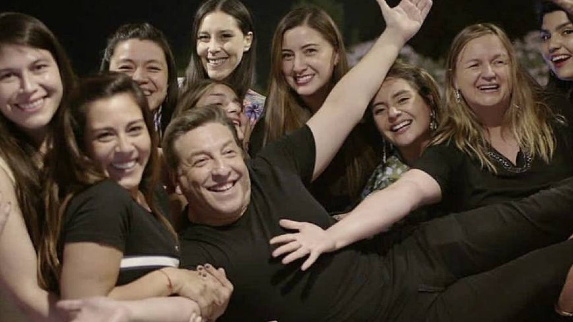 Detalles del carrete de despedida de Julio César: cada invitado llevará trago que quiera tomar