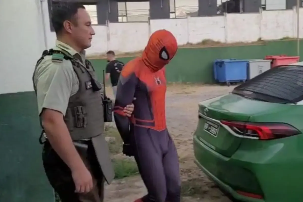 El Hombre Araña es acompañado por personal de Carabineros, Twitter