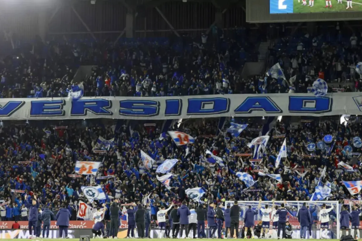 Hinchas de la UC en el Claro Arena, Cruzados