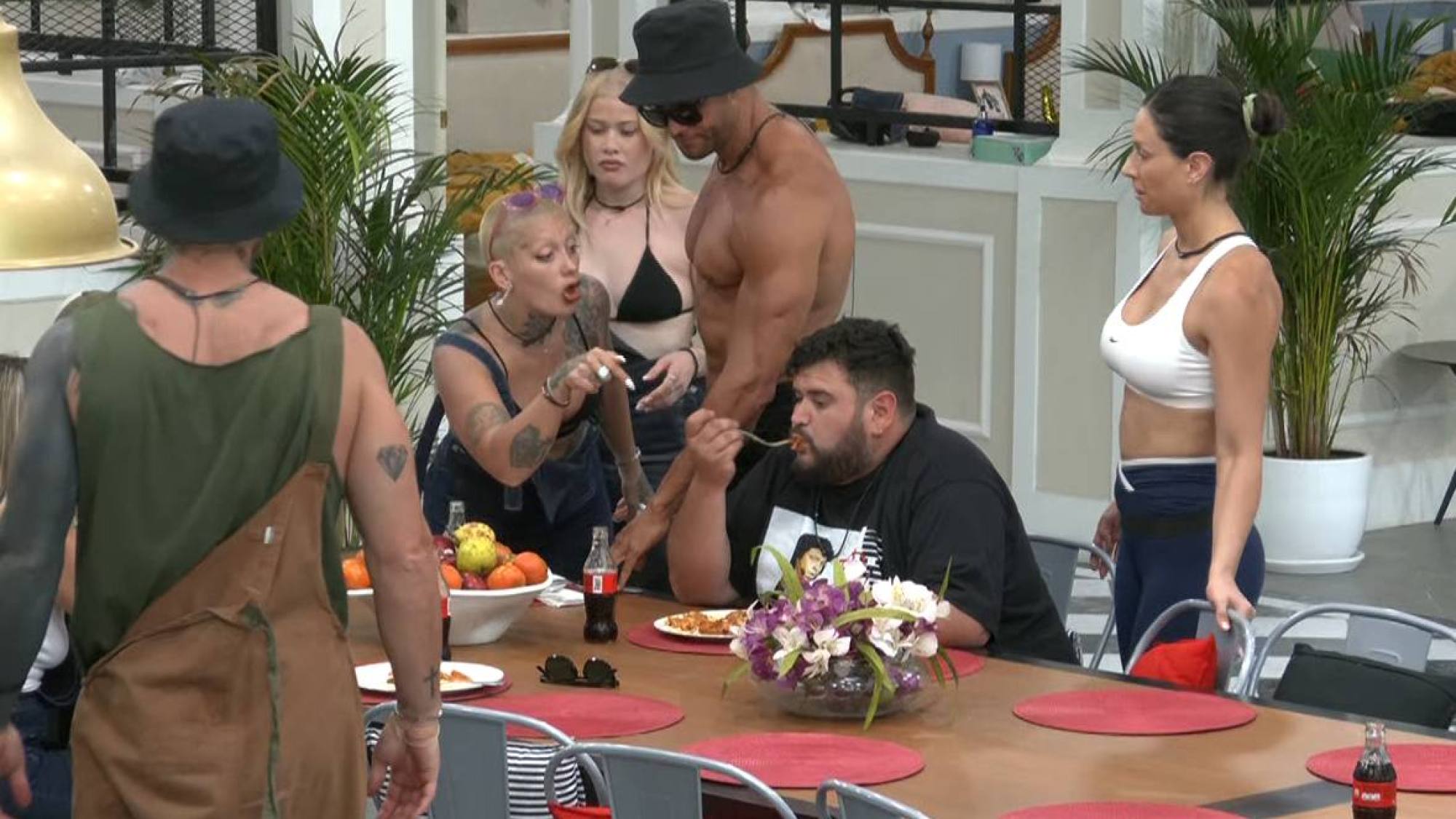 Furia se descontroló y protagonizó feroz pelea con Luis Mateucci y Otakin en “El Internado”