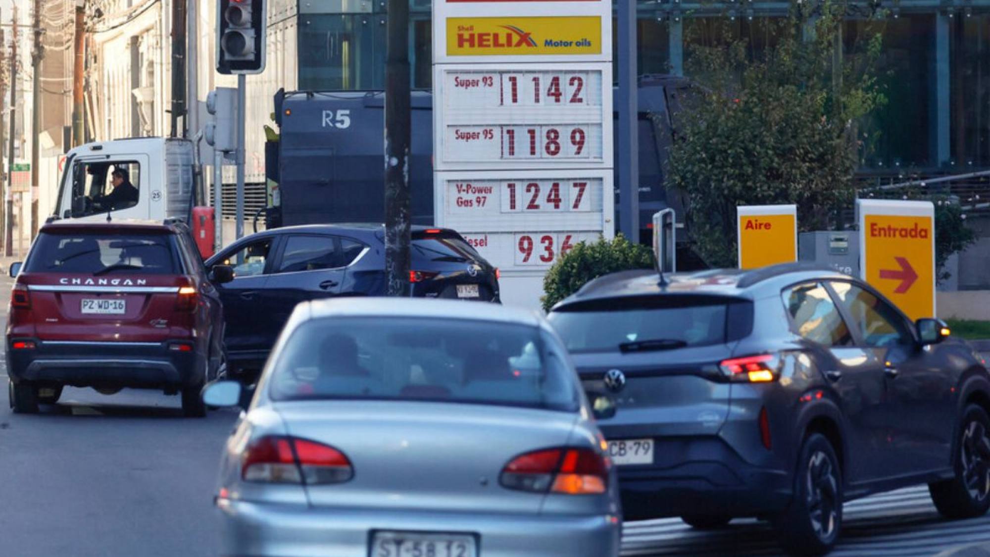 El ministro quedó corto: ENAP actualiza alza de hasta $391 en el precio de la bencina