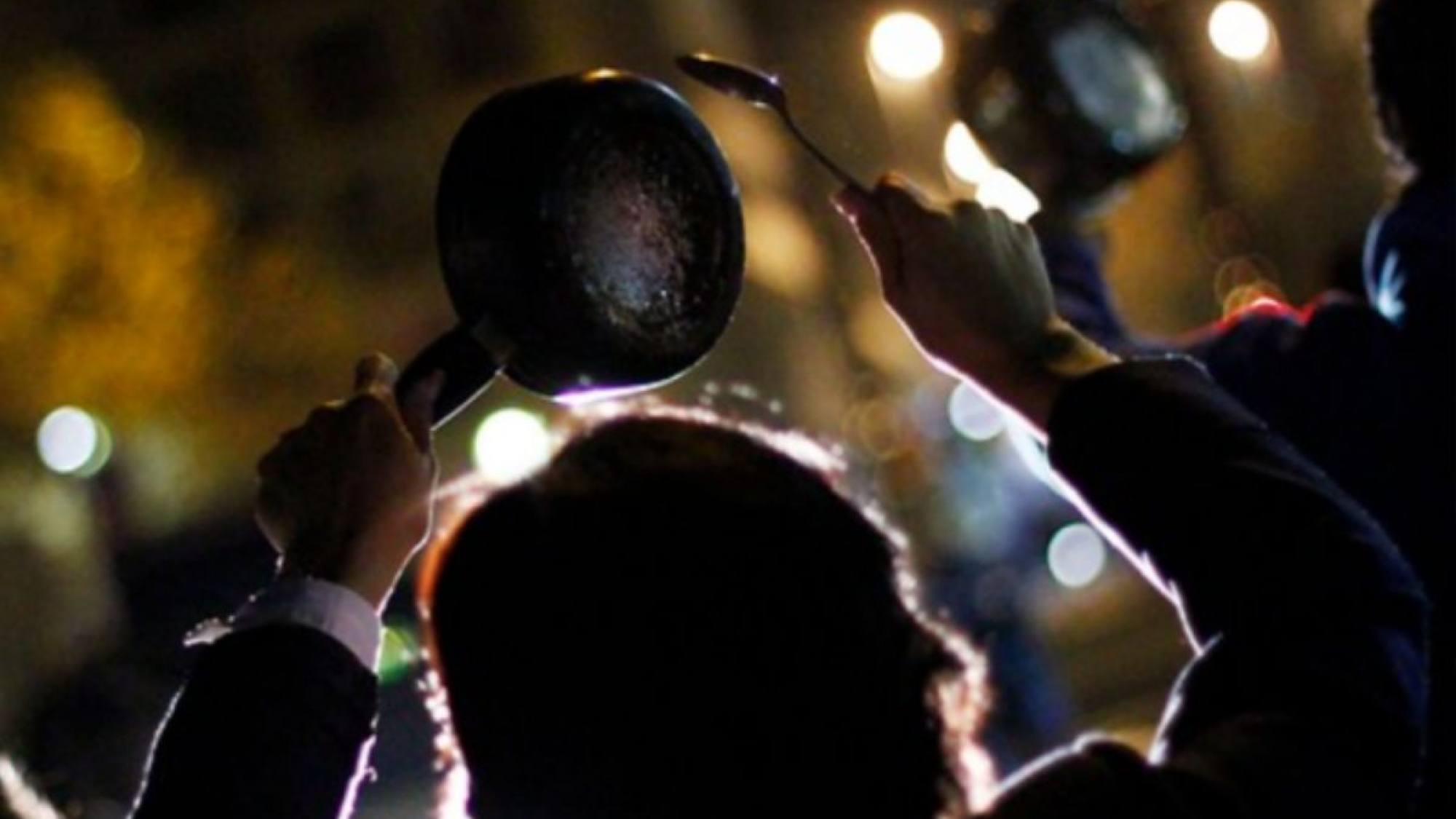 VIDEOS l Reportan cacerolazos en la Región Metropolitana en repudio a “alza histórica” de los combustibles