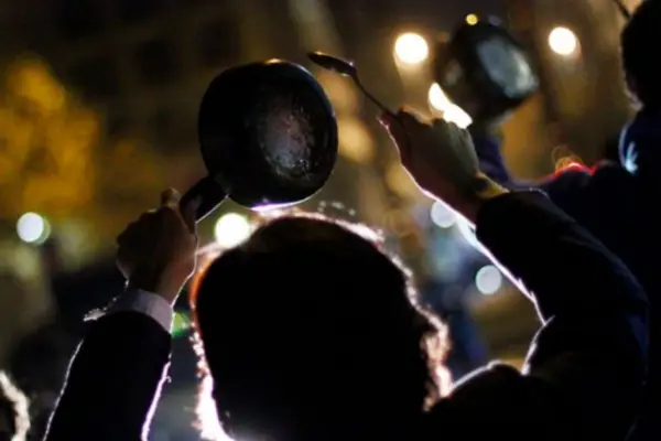 Cacerolazos se escucharon esta noche en Santiago ,Twitter