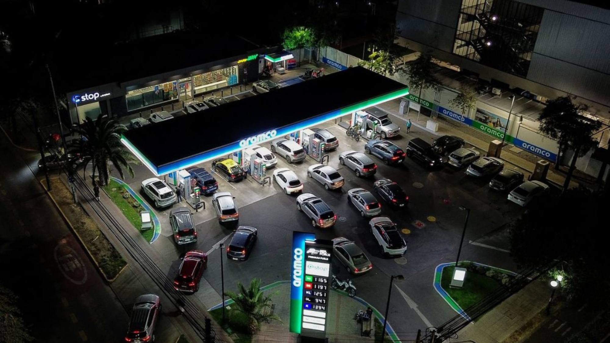 Estaciones de servicio se repletan tras anuncio de alza histórica de combustibles: evalúan resguardo policial