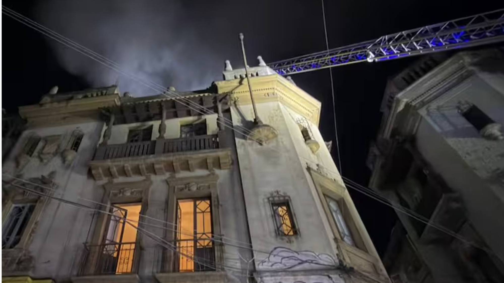 Terrible incendio en pleno Santiago Centro: mujer cayó encima de carabinero tras tirarse del tercer piso