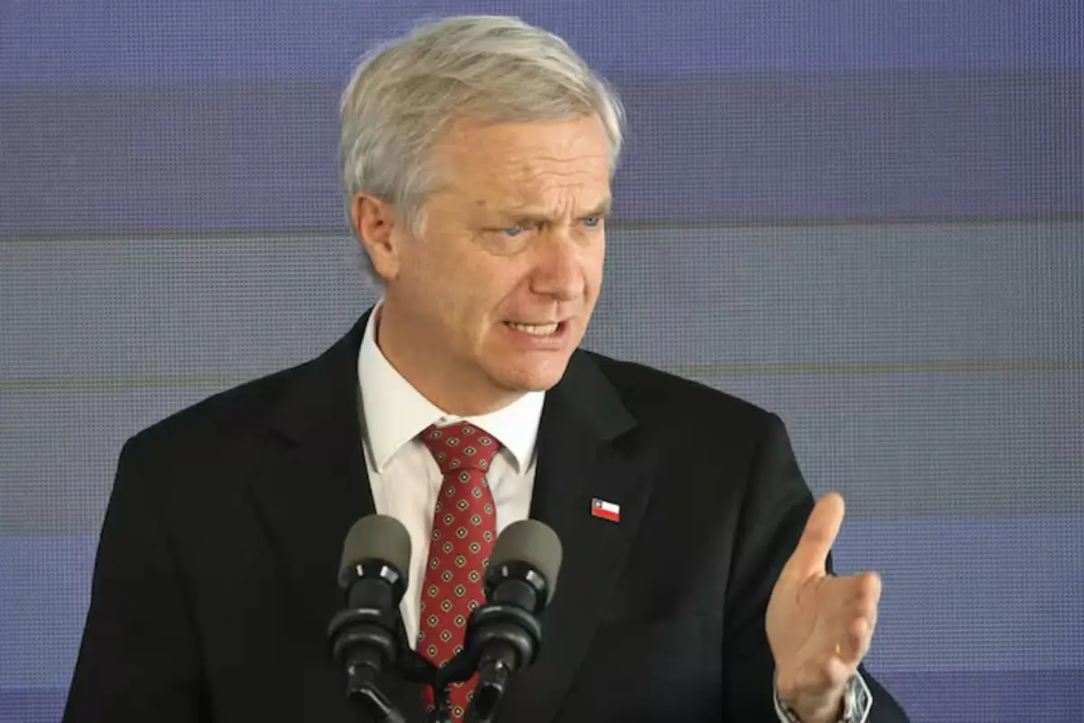 Desaprobación de Kast sube, La Tercera