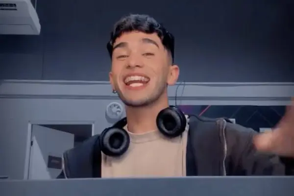 Diego Pizarro muestra la caja del mejor de la semana ,Captura de pantalla