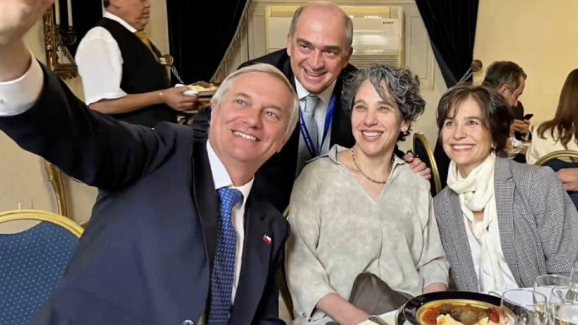 “Era más barato comer un sanguchito adentro”: Presidente Kast lanzó chiste por polémico almuerzo en La Moneda