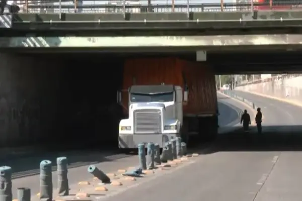 Camión en paso bajo nivel de Departamental ,Captura de pantalla - Mega