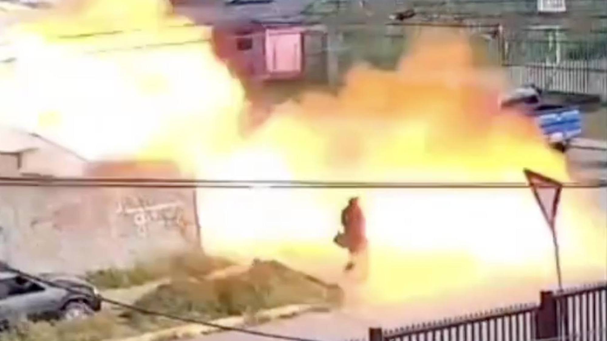 VIDEO | Nadie sabe cómo se salvó: mujer atravesó el fuego en explosión impactante en Punta Arenas