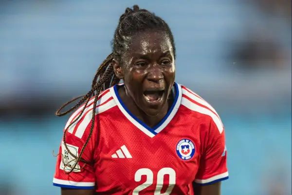 Mary Valencia con la camiseta de la Roja ,Twitter