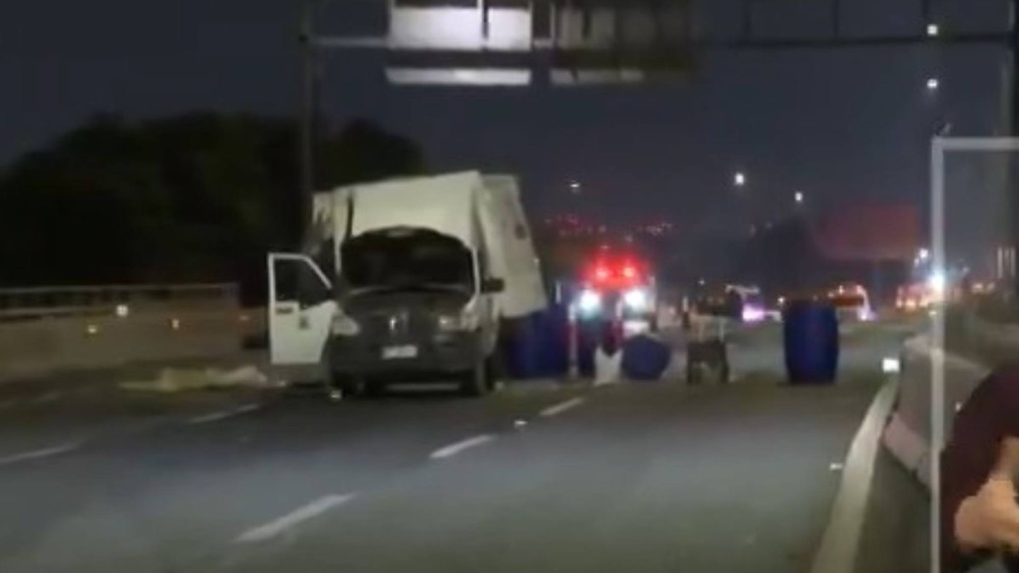 URGENTE l Emergencia química genera accidente de camión cargado con distintos ácidos