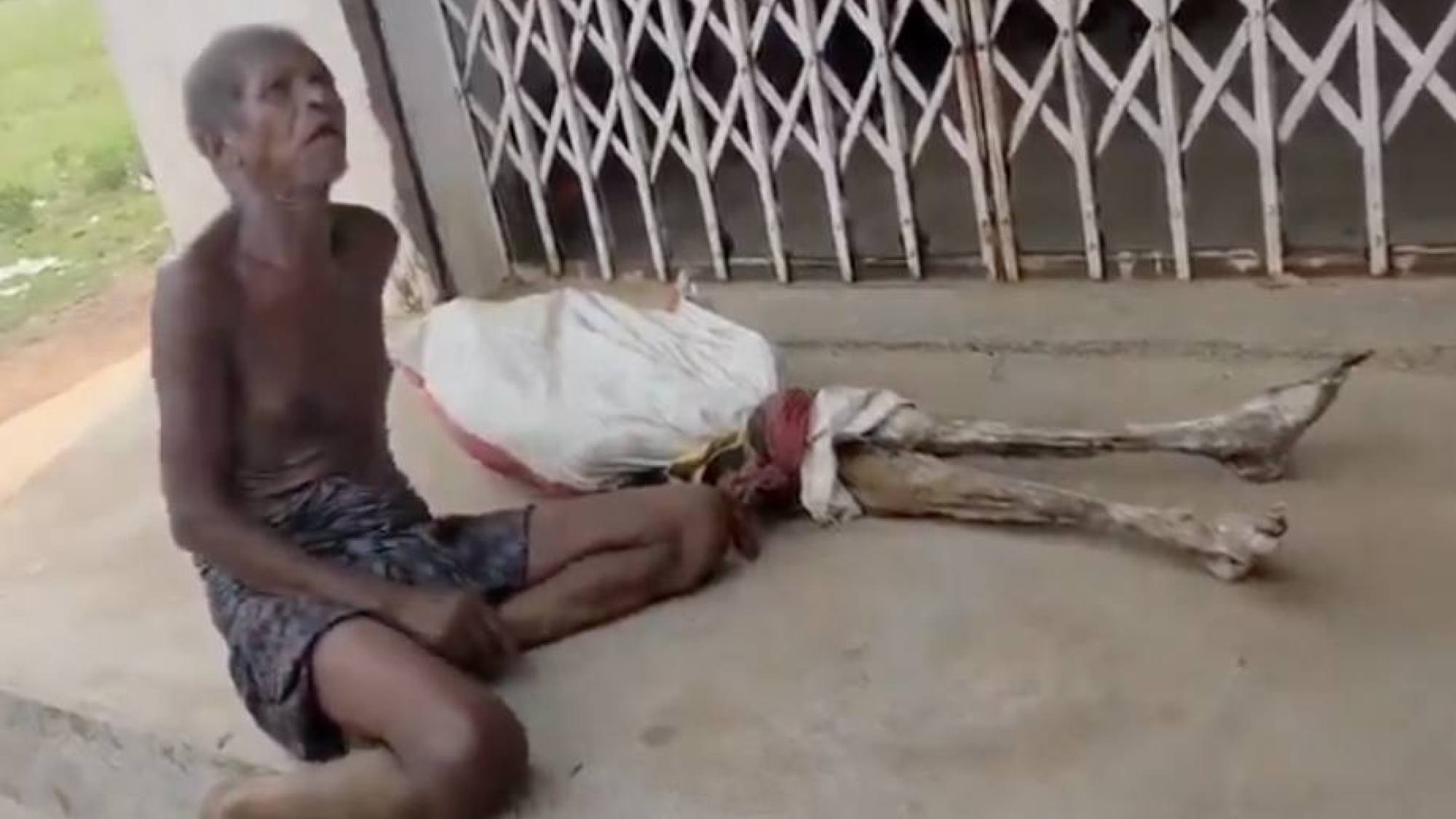 IMÁGENES SENSIBLES | Hombre llevó cadáver de su hermana al banco en la India para retirar sus ahorros