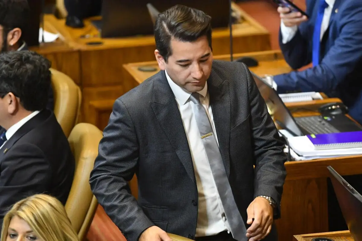 Diputado Javier Olivares, Agencia Uno