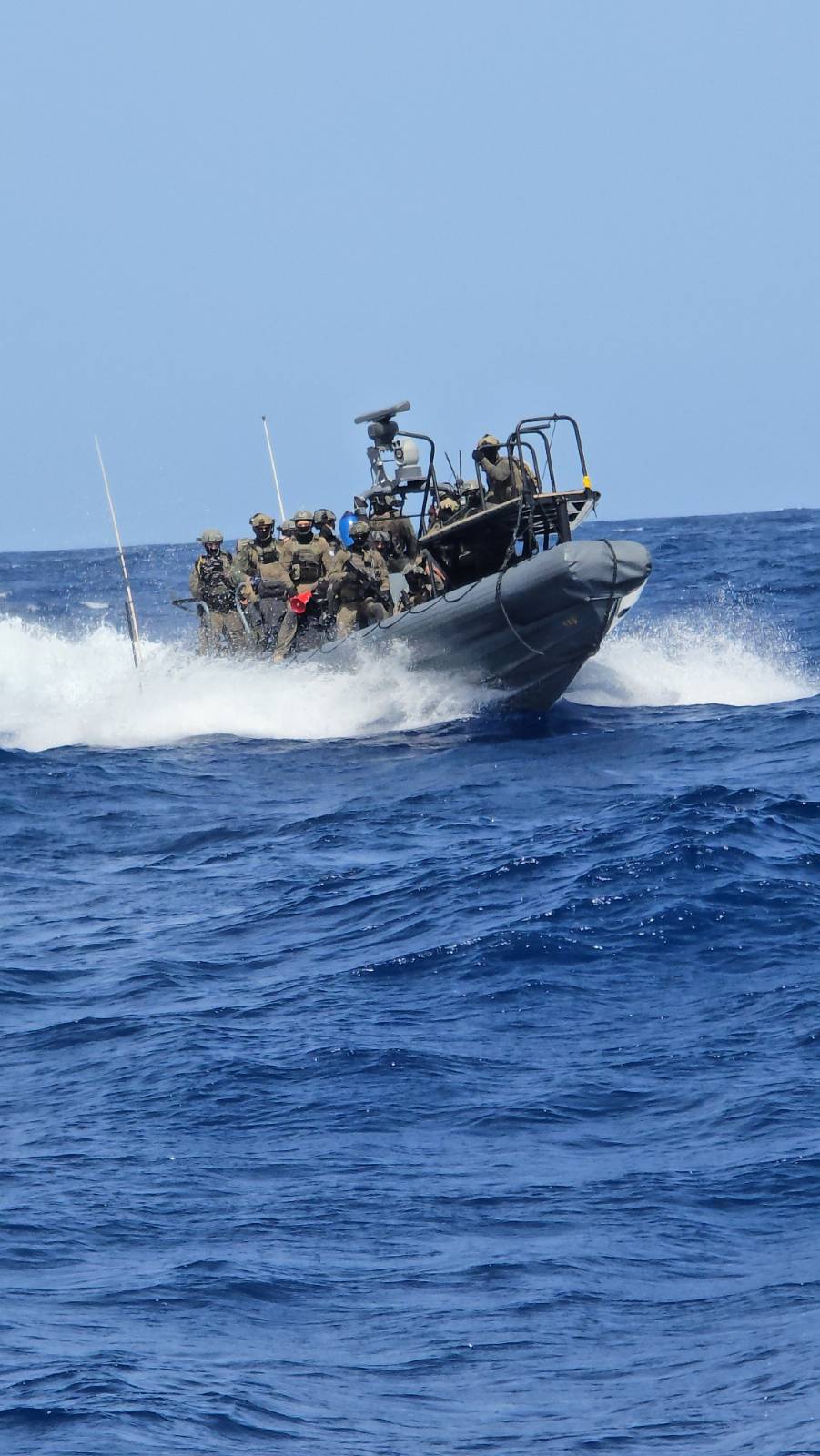 Embarcación militar interceptando flotilla sumad - Cedida