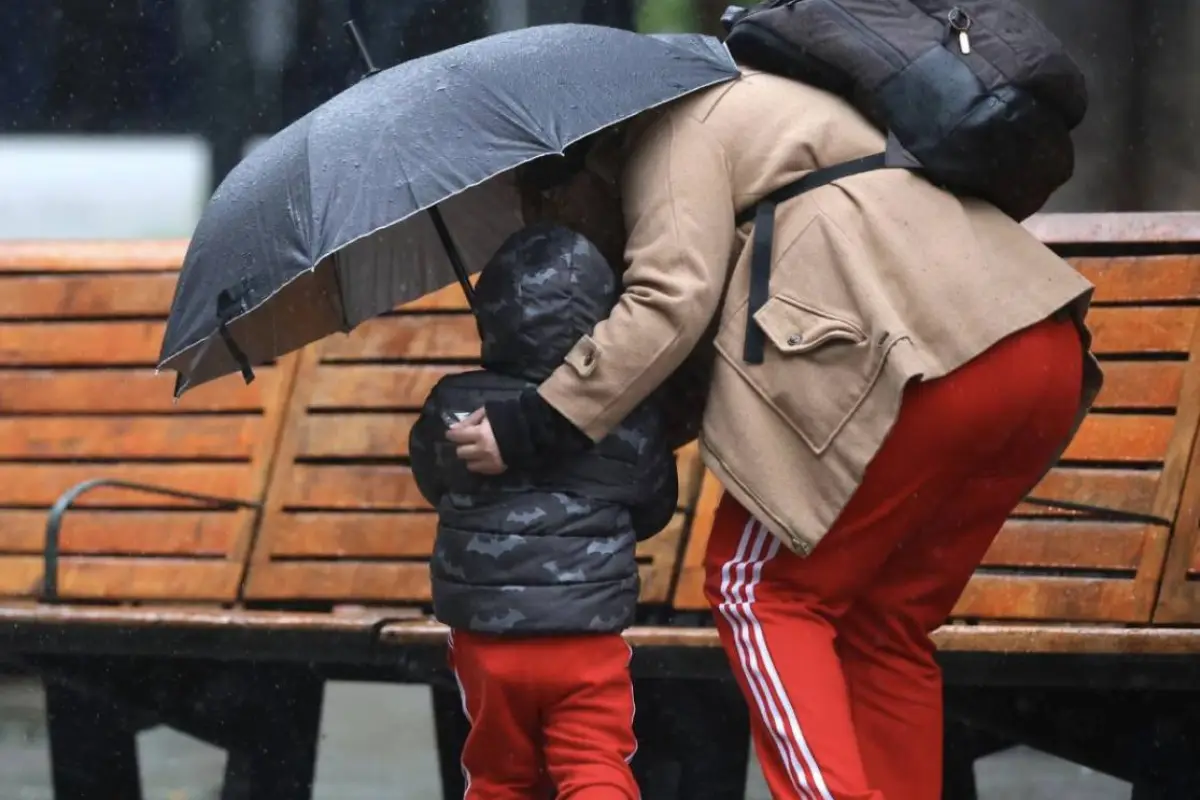 Lluvia en Santiago, Agencia Uno 