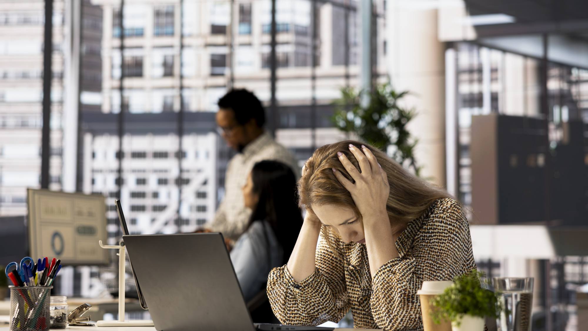 Burnout en Chile: estudio alerta impacto emocional y expertos advierten caída en el desempeño de equipos