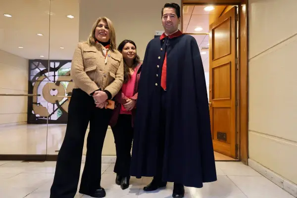 Javier Olivares estilo Pinochet en el Parlamento ,Captura