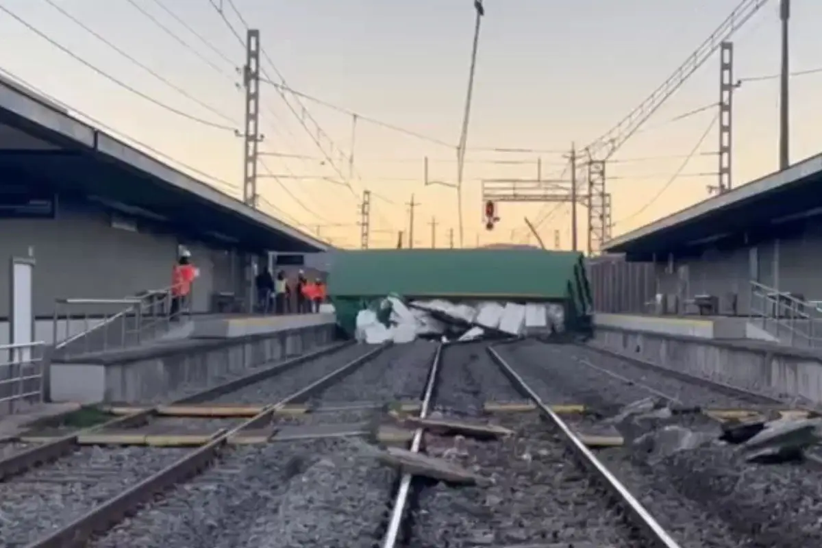 El tren de carga quedó atravesado en la línea férrea, Captura