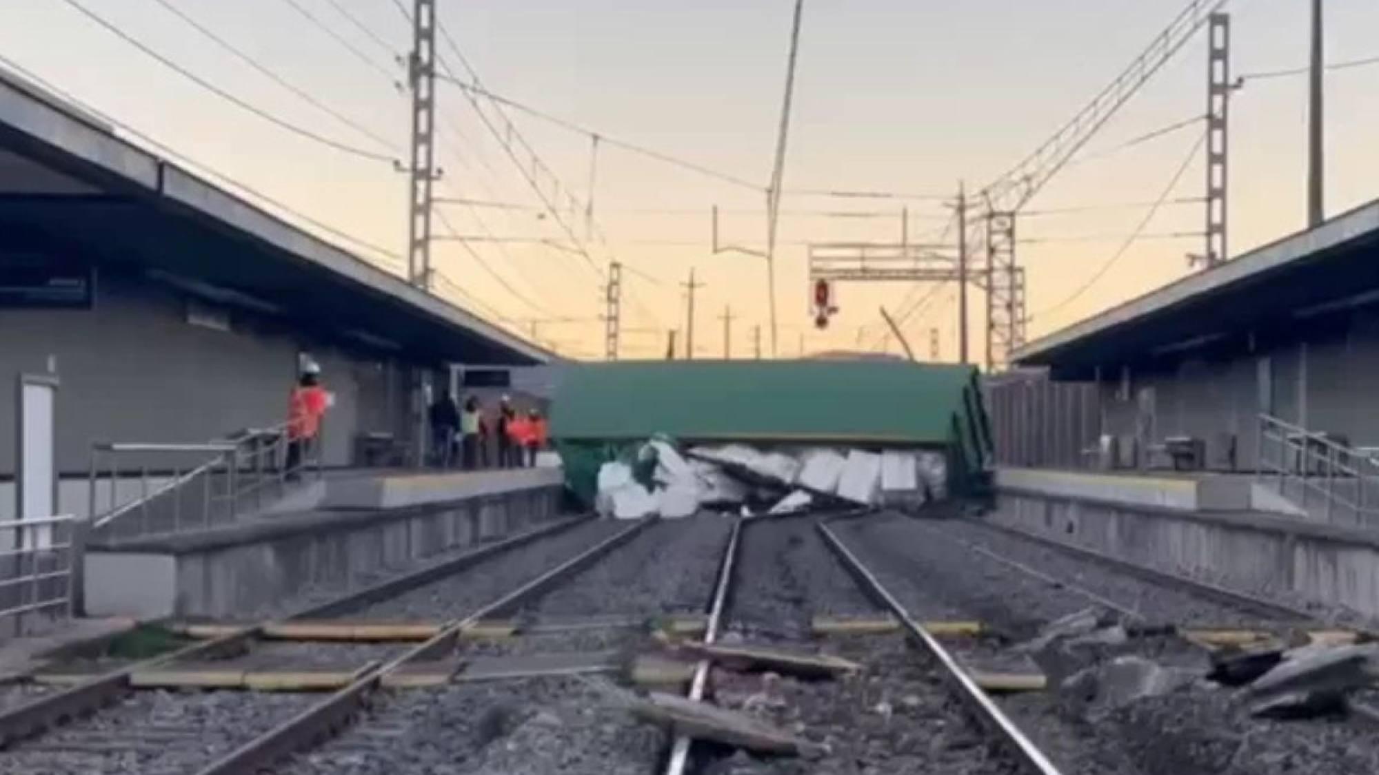Registran descarrilamiento de tren en el sur del país: nueve carros resultaron afectados