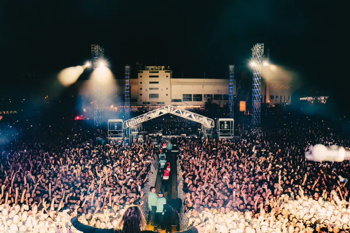 Korn en Santiago, @lotuscl | @guilleasalazar | @estricolor