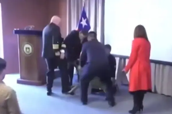 Un incómodo momento vivió el Vicealmirante Oxley ,Captura