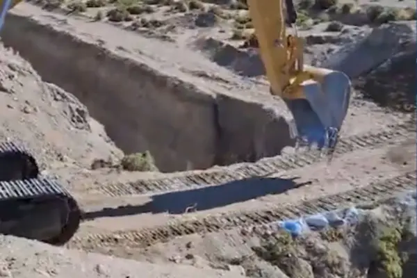 Destruyeron puente artesanal sobre la zanja en el norte ,Captura