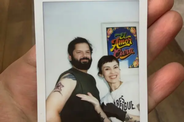 Boric sorprende con nuevo tatuaje ,María León | Instagram
